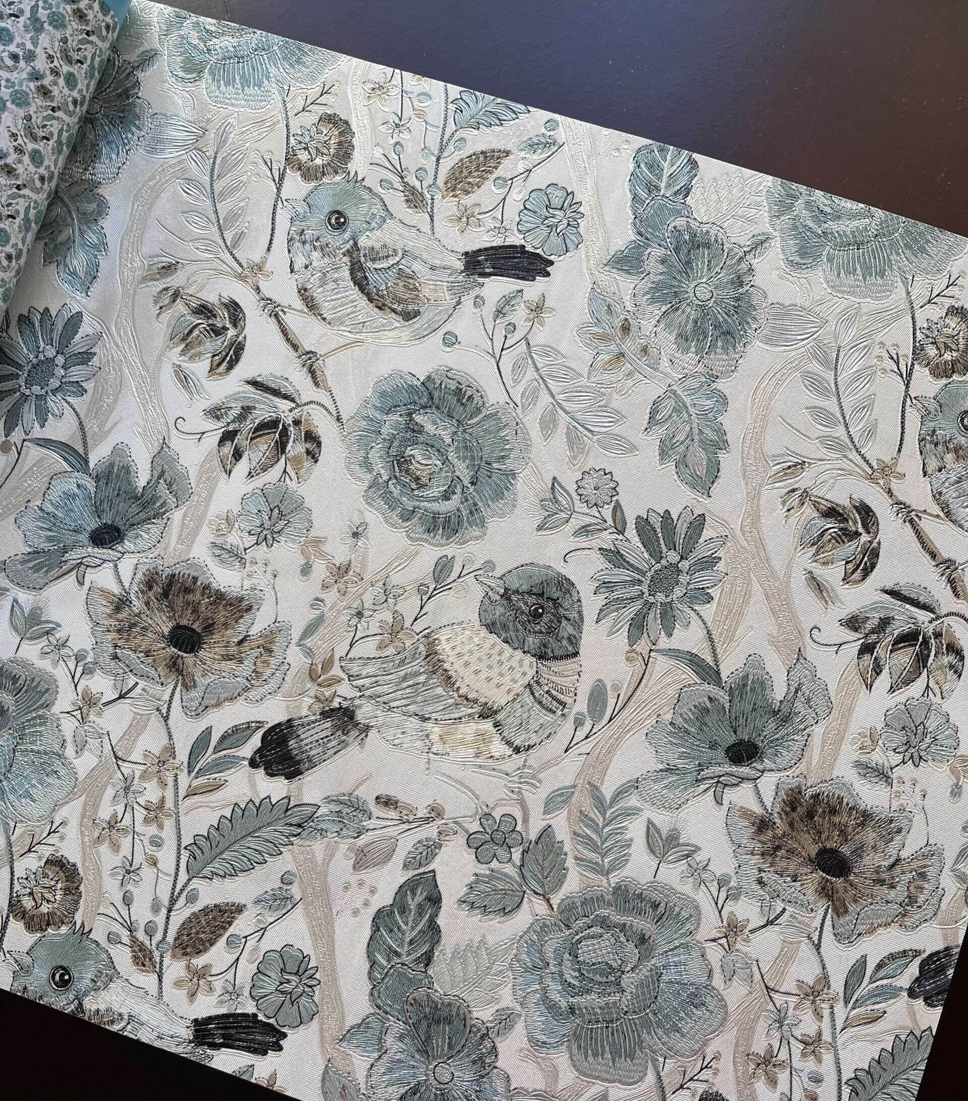 Papel de Parede Vinílico Floral com Pássaros Azul e Bege